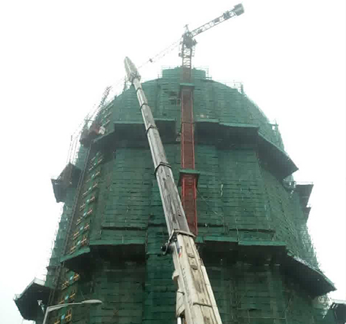 源城吊车在工地上作业